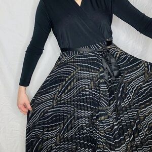 LuLaRoe Deanne Elegant Womens Wrap Dress Pleated Skirt Black & Gold Size 2XL
